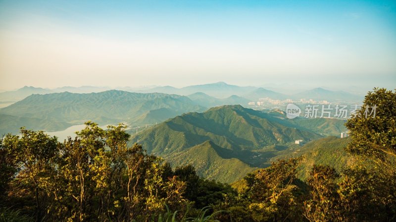 山巅俯瞰城市建筑群景观