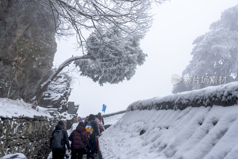 湖北武当山景区冬天大雪雾凇古建筑旅游