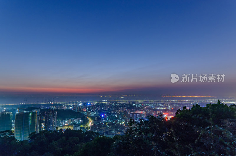 深圳宝安铁仔山顶俯瞰滨海城市建筑夜景