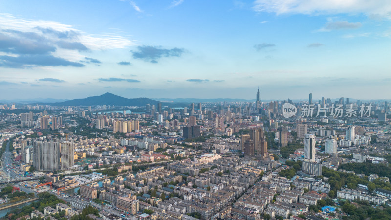 俯瞰南京城市全景，高楼林立的都市风光