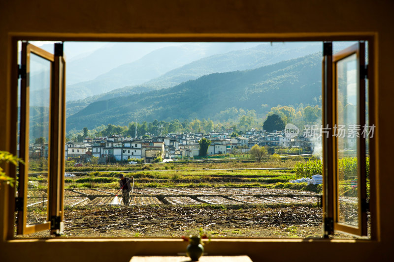 窗户外的农田风景