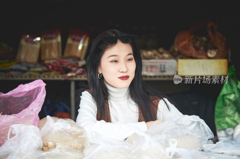 老旧城区里穿着复古港风的美丽清纯少女