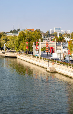 济宁老运河越河河道桥梁城市建筑倒影景观