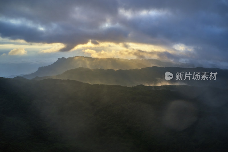 穿透云层的朝阳