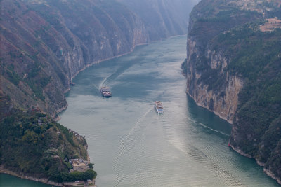 长江三峡奉节瞿塘峡中航行的豪华游轮