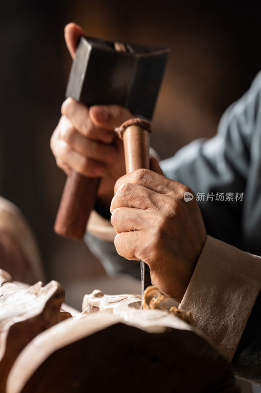 工匠师在工作室里认真雕刻