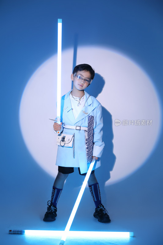 一个穿蓝色西装的时尚中国小男孩