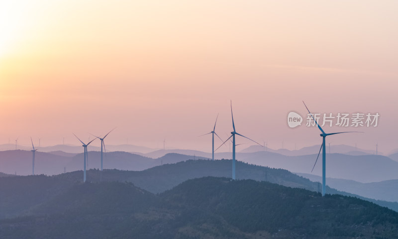 云海中的枣庄山亭庄里水库库区风力发电场