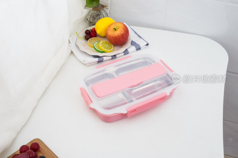 桌子上的彩色塑料午餐盒