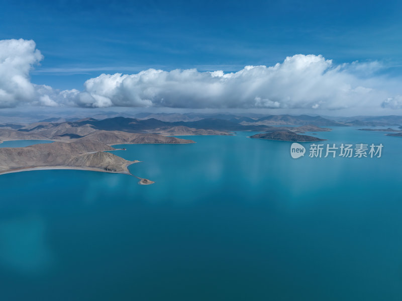 西藏山南羊卓雍措广阔蓝天下的湖泊与山脉