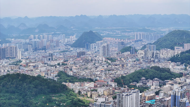 贵州兴义市  山谷中的高层住宅群