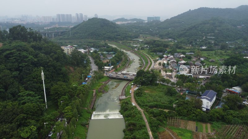 广东东莞：雨后清溪湖水库泄洪