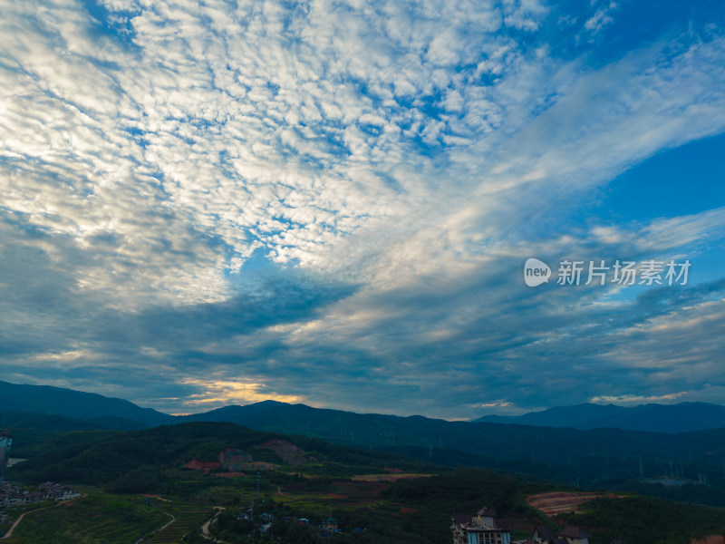 航拍日落时的夕阳天空景色