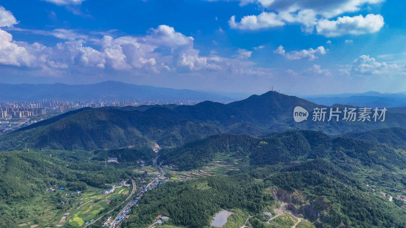 山川丘陵美丽乡村田园秋收景色航拍图