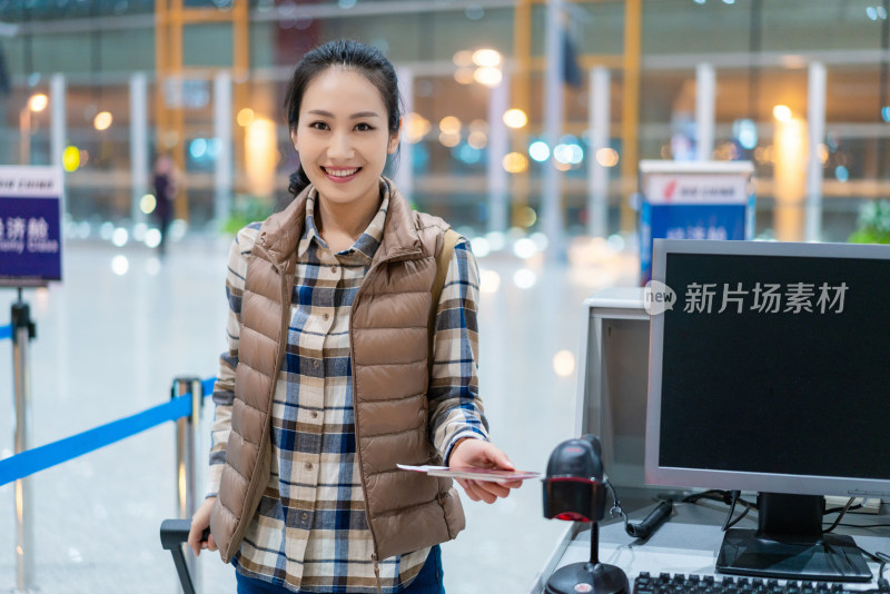 年轻女子在机场