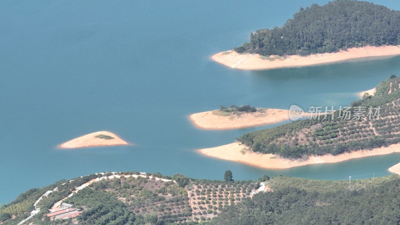 航拍湖中小岛湖水湖岸线广西澄碧河水库