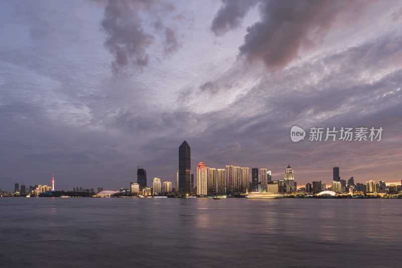 城市江畔的璀璨夜景全景