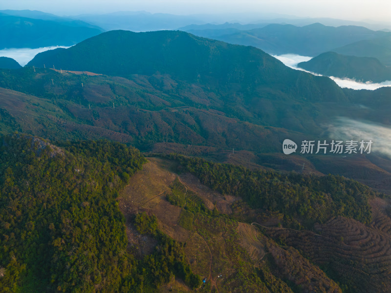 航拍群山中的云海自然风光