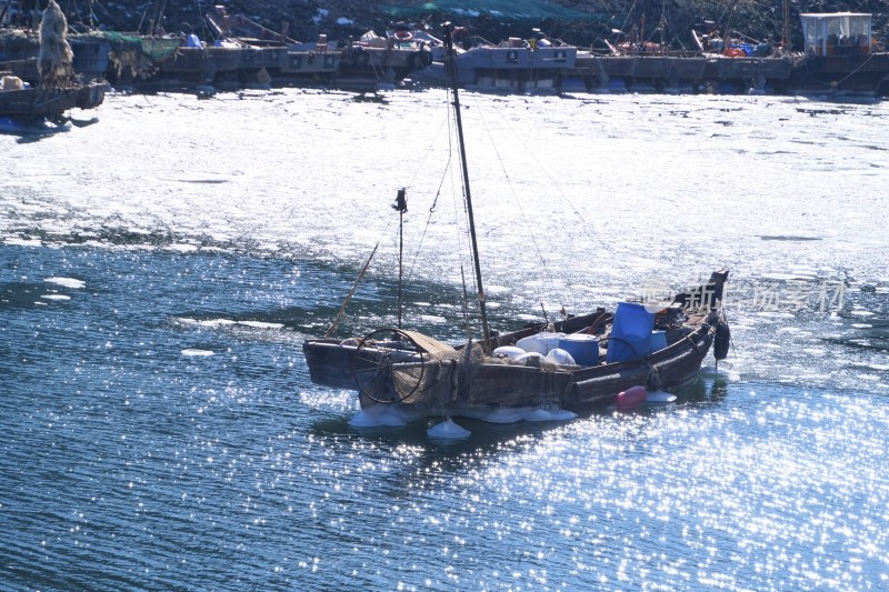 大连冰封的海面