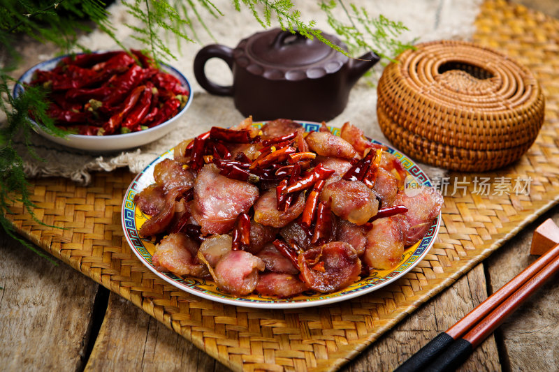 香辣美味的炒腊肠