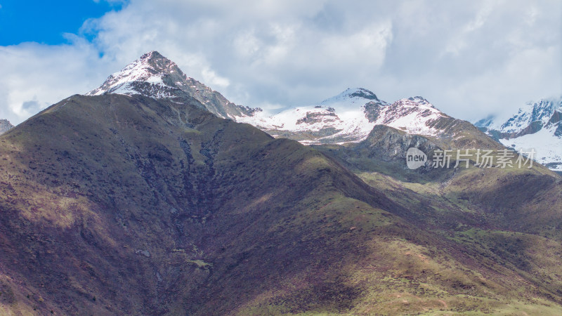 四川阿坝四姑娘山景区附近的雪山