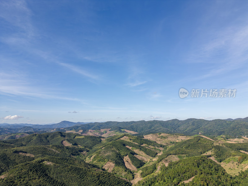 航拍蓝天白云下广阔无垠绿意盎然的山地景观