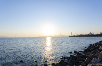 深圳湾海上夕阳日落与滨海城市高楼建筑景观