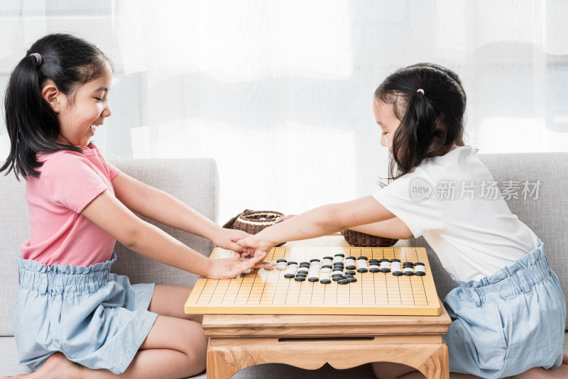 两个专注下围棋的女孩