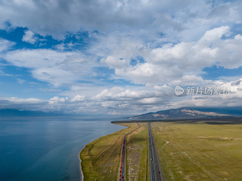 新疆赛里木湖 天空水云草地公路