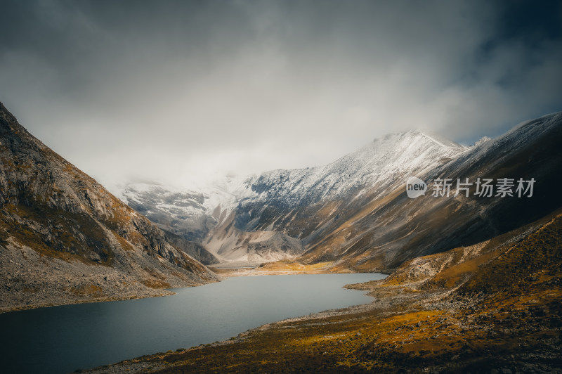 西藏山南雪山山水自然风景