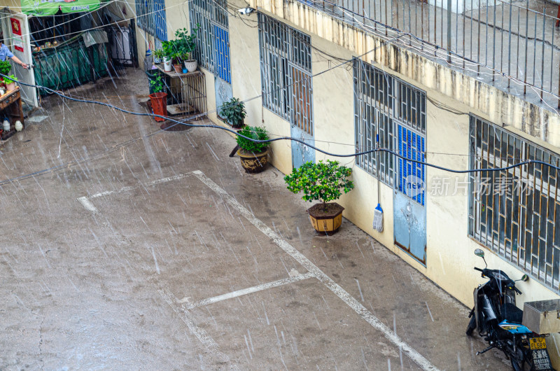 青岛市北区雨中老旧居民楼院落场景