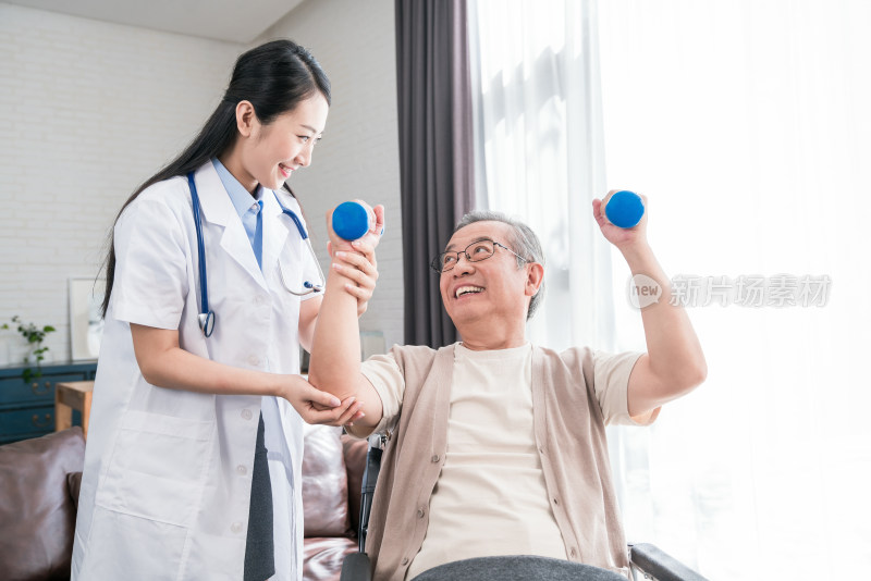 年轻的女医生在给老人做康复