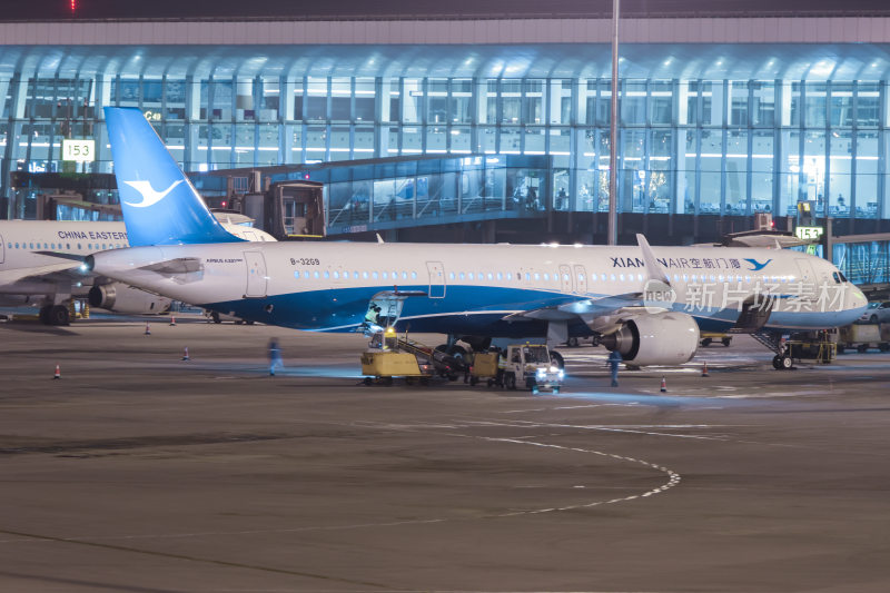 厦门航空飞机停靠机场画面