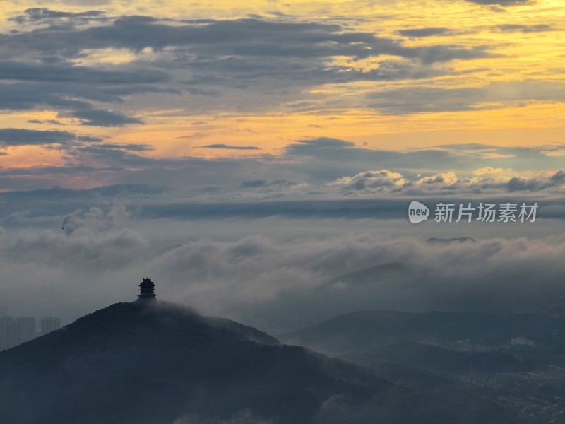 浙江湖州地标山顶云海日出时分的壮美景色