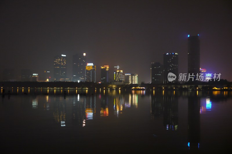 南京玄武湖畔夜景