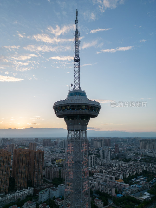 夕阳下的德阳电视塔