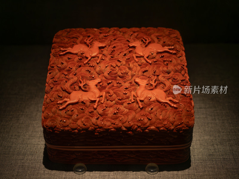 清乾隆剔红波涛海马纹盖盒