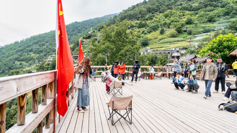 云南香格里拉虎跳峡山上的中途客栈