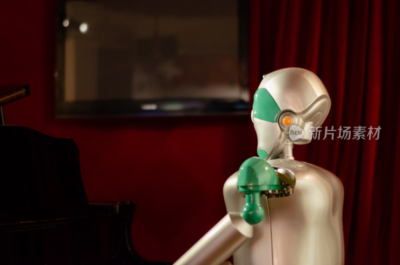 一个人形机器人音乐家演奏钢琴