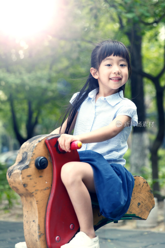 小女孩骑木马