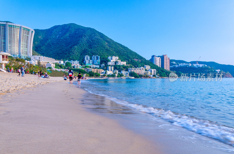 香港浅水湾滨海沙滩与半山城市豪宅建筑