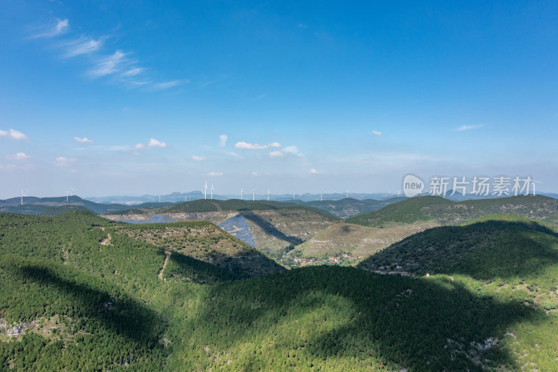 山峦间的风力发电枣庄风力发电