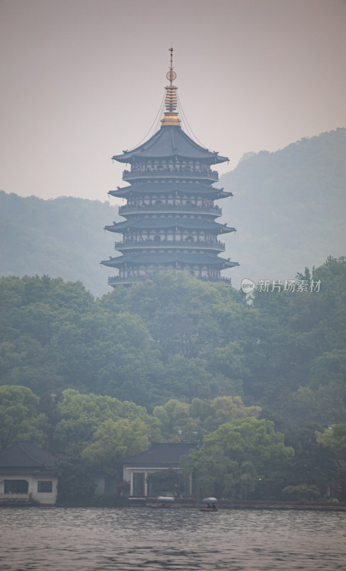 杭州西湖雾色雷峰塔