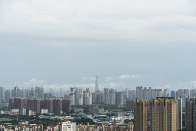 暮色下的城市高楼全景