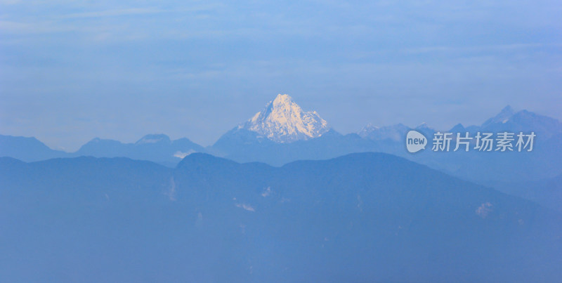 四姑娘山幺妹峰全景