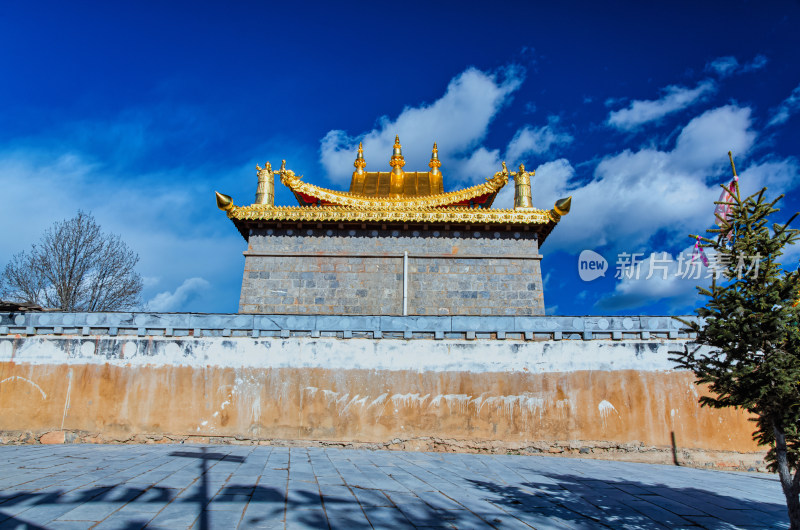 云南迪庆香格里拉山顶百鸡寺古建筑