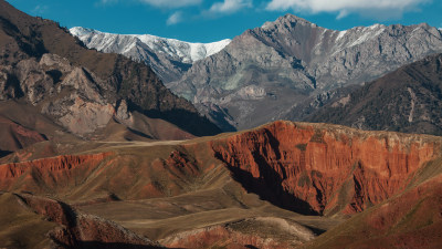 祁连山雪山红色土地山脉