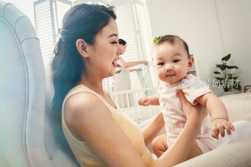 年轻妈妈抱着宝宝玩耍