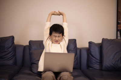 一个帅气的中国小男孩在沙发上伸懒腰