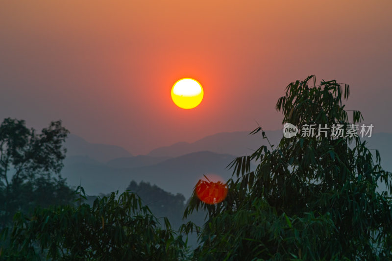 晴朗天气，群山中的日落